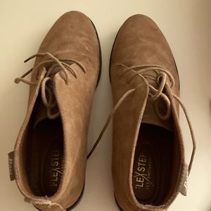 Women’s size 7.5  Bass Chuka Boots  tan color